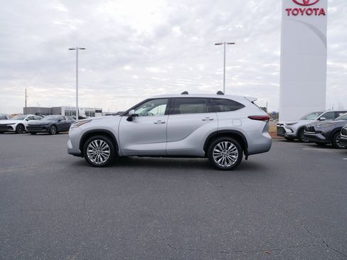 Used 2024 Toyota Highlander Platinum image 6