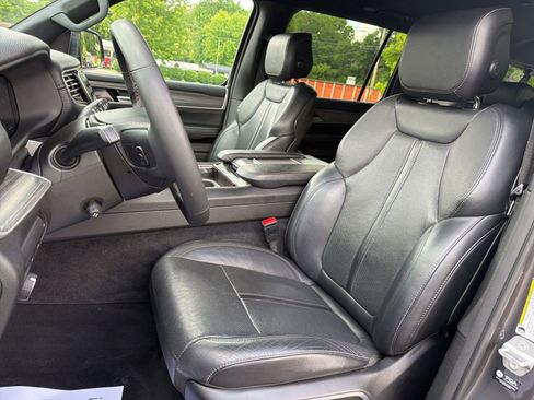 Used 2024 Jeep Wagoneer L Series II w/ Flexible Seating Group AWD/4WD image 23