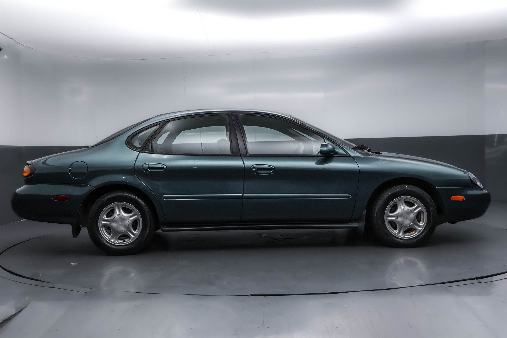 Used 1997 Ford Taurus GL FWD image 3