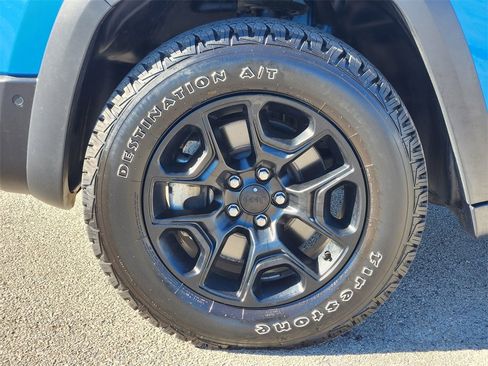 Used 2023 Jeep Cherokee Trailhawk image 12