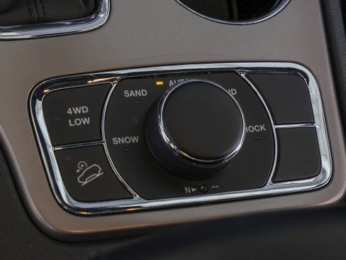 Used 2022 Jeep Grand Cherokee Limited AWD/4WD image 22