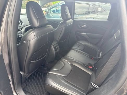 Used 2019 Jeep Cherokee Latitude Plus w/ Cold Weather Group FWD image 2