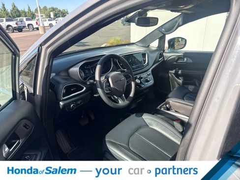 Used 2025 Chrysler Pacifica Select FWD image 2