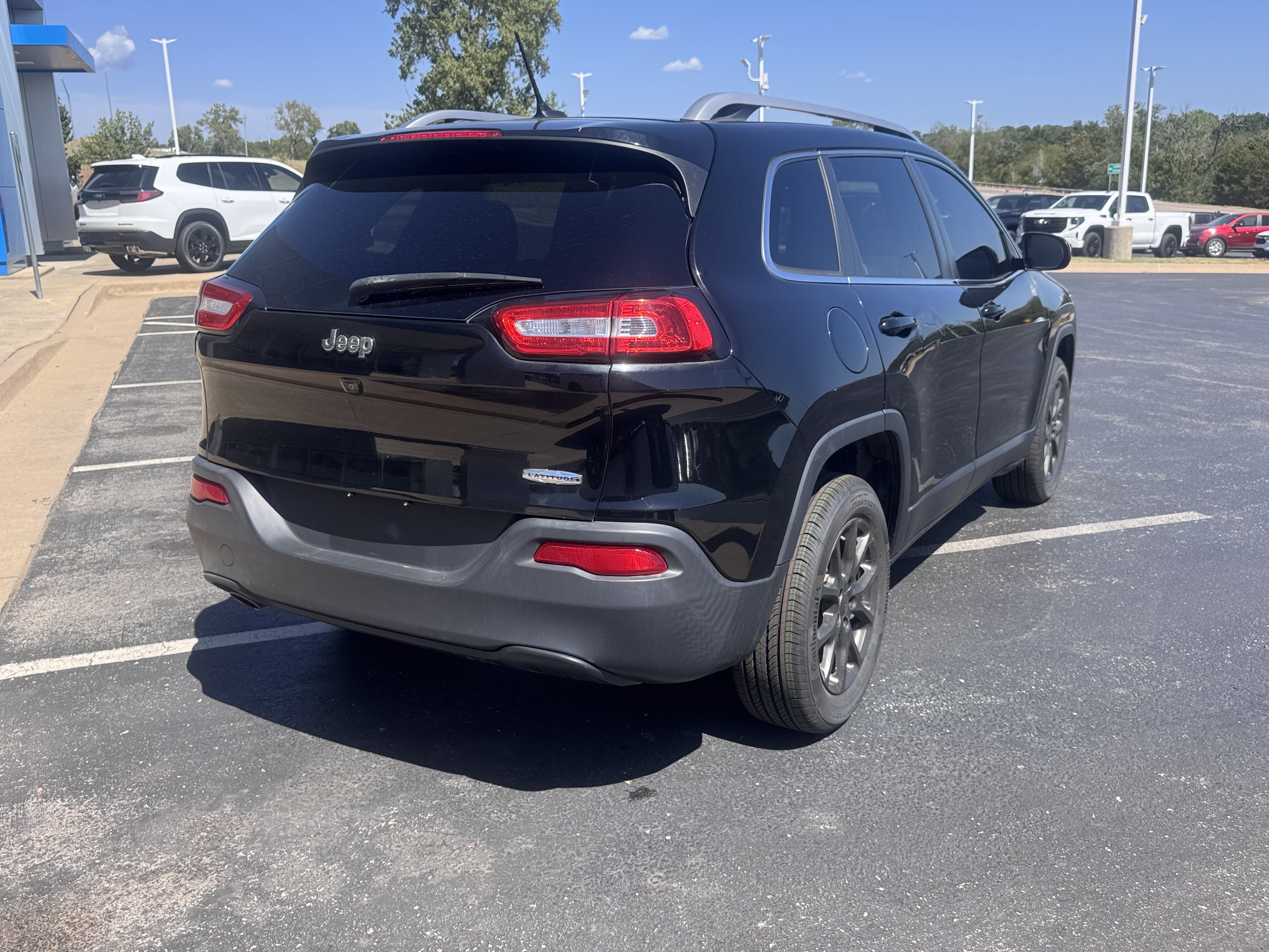 Used 2017 Jeep Cherokee Latitude FWD image 3