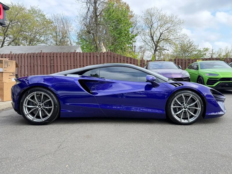 Used 2023 McLaren Artura RWD image 5
