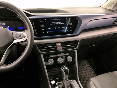 Used 2023 Volkswagen Taos SE w/ Panoramic Sunroof Package image 6