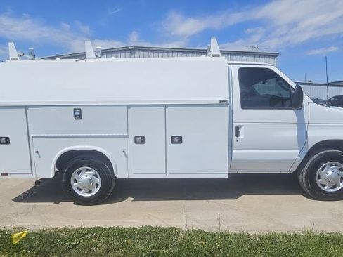 Used 2024 Ford E-350 and Econoline 350 Super Duty w/ Power Windows & Locks Group RWD image 4