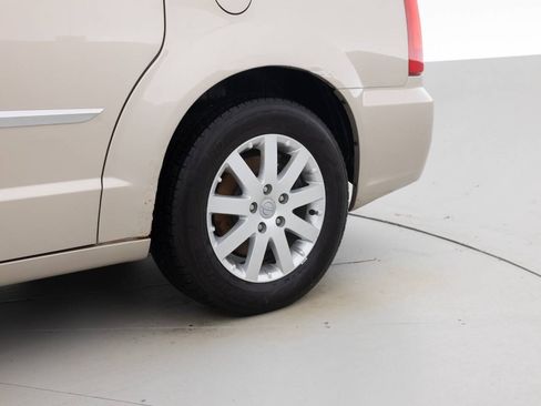 Used 2012 Chrysler Town & Country Touring-L w/ Entertainment Group #2 FWD image 20