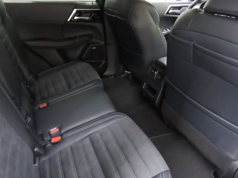 New 2025 Mitsubishi Outlander SE image 23