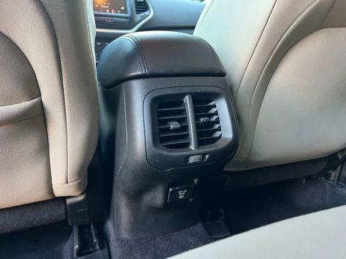 Used 2016 Jeep Cherokee Latitude w/ Cold Weather Group image 18