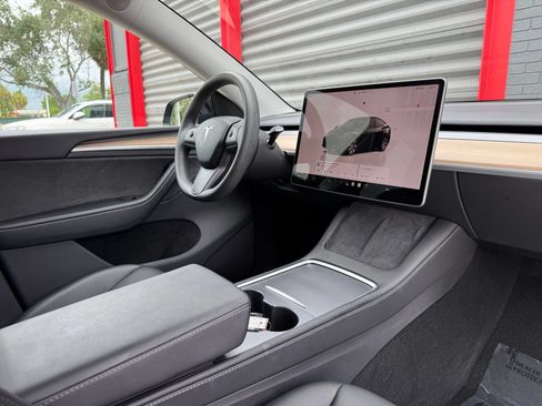 Used 2023 Tesla Model Y AWD image 24