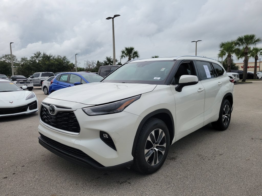 Used 2021 Toyota Highlander XLE FWD image 32