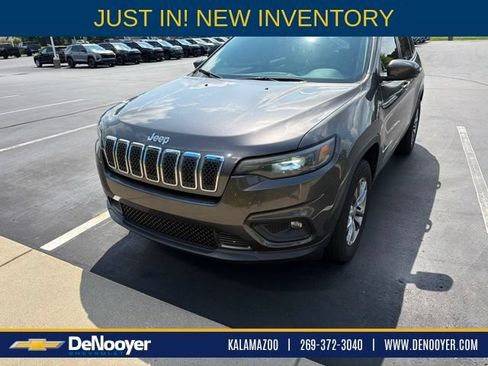Used 2020 Jeep Cherokee Latitude Plus w/ Cold Weather Group AWD/4WD image 1