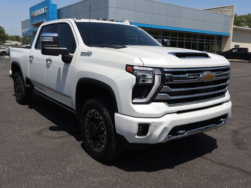 Used 2025 Chevrolet Silverado 2500 High Country w/ Technology Package AWD/4WD image 2