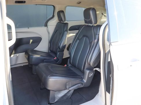 Used 2023 Chrysler Pacifica Touring-L FWD image 8