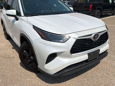 Used 2023 Toyota Highlander L FWD image 8