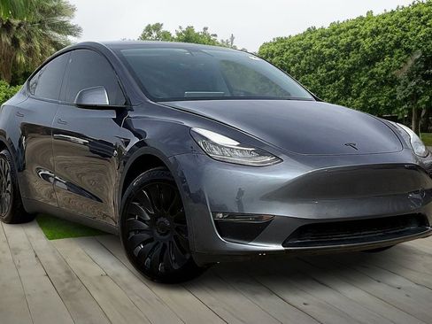 Used 2021 Tesla Model Y Long Range image 3