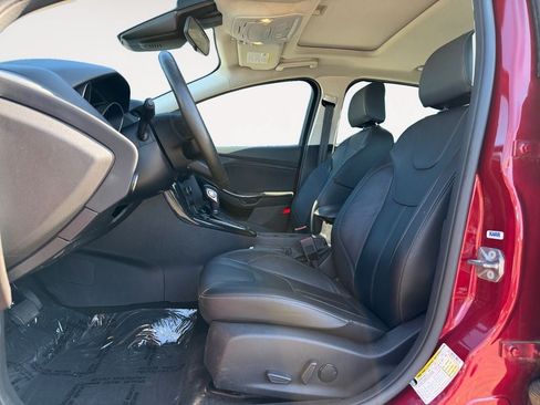 Used 2017 Ford Focus Titanium w/ Titanium Technology Package FWD image 6
