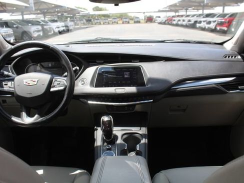 Used 2021 Cadillac XT4 Luxury w/ Cold Weather Package FWD image 18