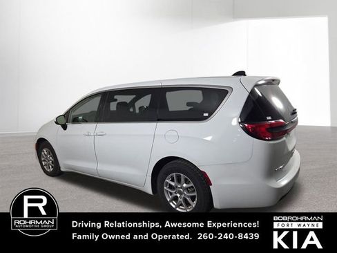 Used 2023 Chrysler Pacifica Touring-L image 10