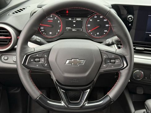 Certified 2025 Chevrolet Trax RS w/ Sunroof Package FWD image 12