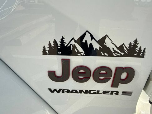 Used 2025 Jeep Wrangler Unlimited Rubicon AWD/4WD image 27