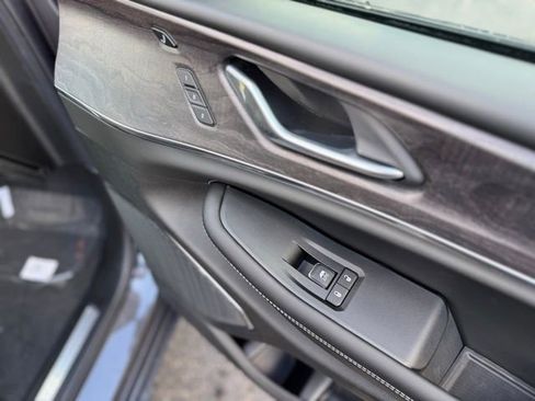 New 2025 Jeep Grand Cherokee Overland w/ Luxury Tech Group IV image 17