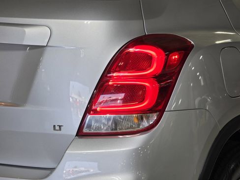 Used 2019 Chevrolet Trax LT w/ LT Convenience Package image 12