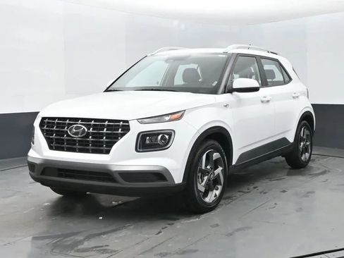Used 2024 Hyundai Venue Limited image 1
