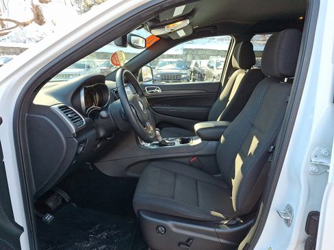 Certified 2020 Jeep Grand Cherokee Laredo w/ 18" Wheel & 8.4" Radio Group image 14