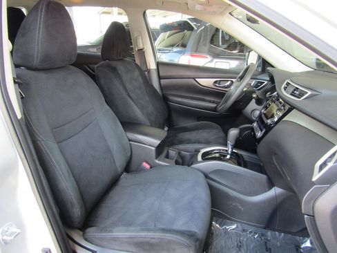 Used 2016 Nissan Rogue SV w/ SV Moonroof Package FWD image 12