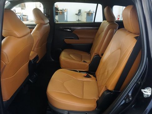 Certified 2025 Toyota Highlander Platinum image 23