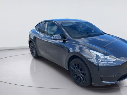 Used 2024 Tesla Model Y 2WD image 3