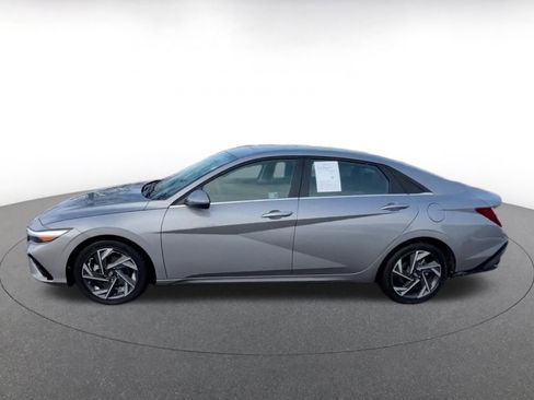 Used 2025 Hyundai Elantra Limited image 10