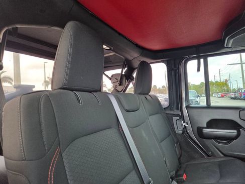 Used 2022 Jeep Wrangler Unlimited Rubicon AWD/4WD image 15