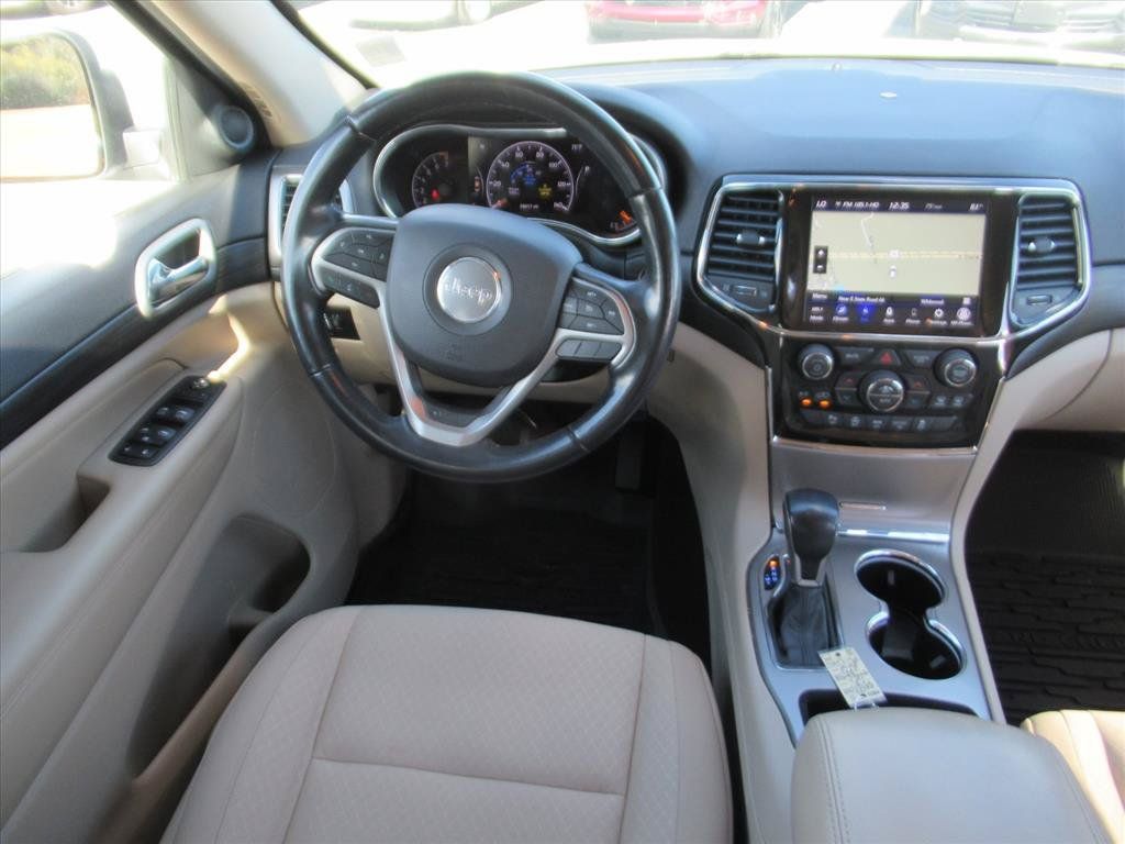 Used 2022 Jeep Grand Cherokee Laredo E AWD/4WD image 13