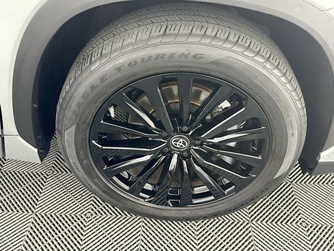 Used 2025 Toyota Highlander XSE image 11