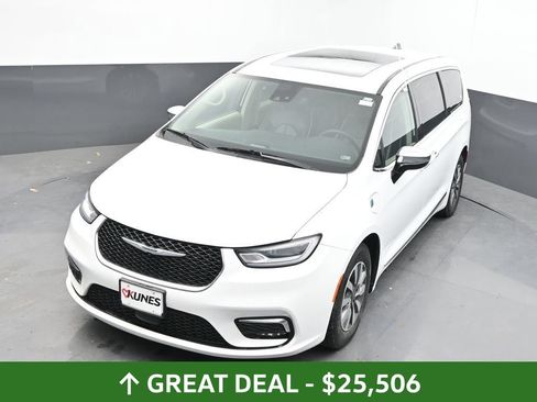 Used 2023 Chrysler Pacifica Limited FWD image 42
