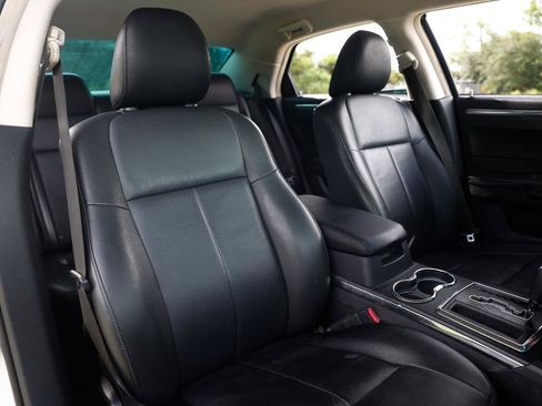 Used 2010 Chrysler 300 Touring RWD image 16
