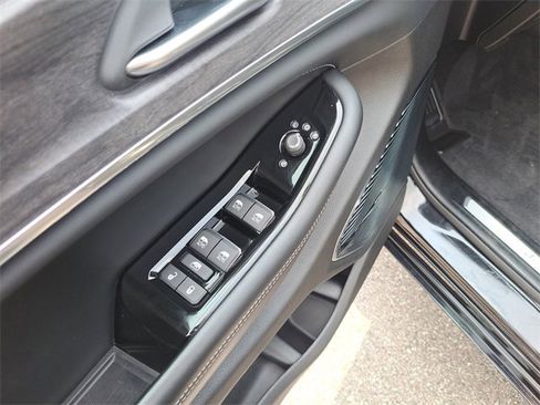 Used 2022 Jeep Grand Cherokee Overland w/ Luxury Tech Group IV image 24