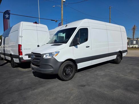 Used 2025 Mercedes-Benz Sprinter 2500 image 25