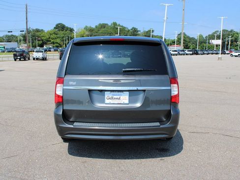 Used 2016 Chrysler Town & Country S w/ Driver Convenience Group FWD image 19