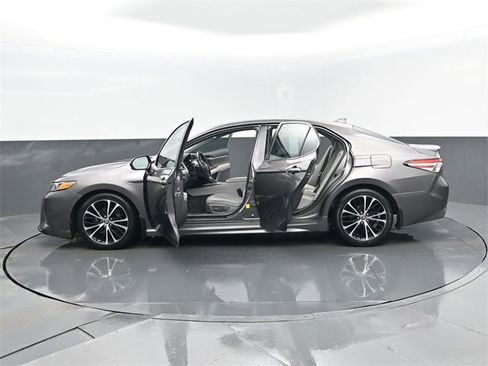 Used 2020 Toyota Camry SE image 30