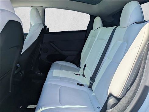 Used 2024 Tesla Model Y Long Range AWD/4WD image 19