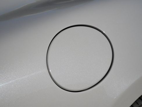 Used 2023 McLaren Artura image 13