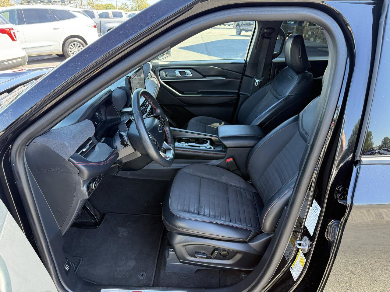 Used 2025 Ford Explorer ST-Line w/ ST-Line Street Pack AWD/4WD image 11