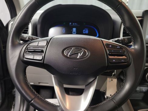 Used 2023 Hyundai Venue SEL image 18