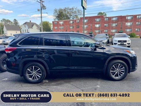 Used 2017 Toyota Highlander XLE AWD/4WD image 4