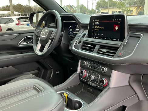 Used 2023 GMC Yukon SLT w/ SLT Luxury Package image 18