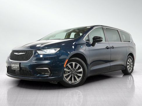 Used 2024 Chrysler Pacifica Limited FWD image 1